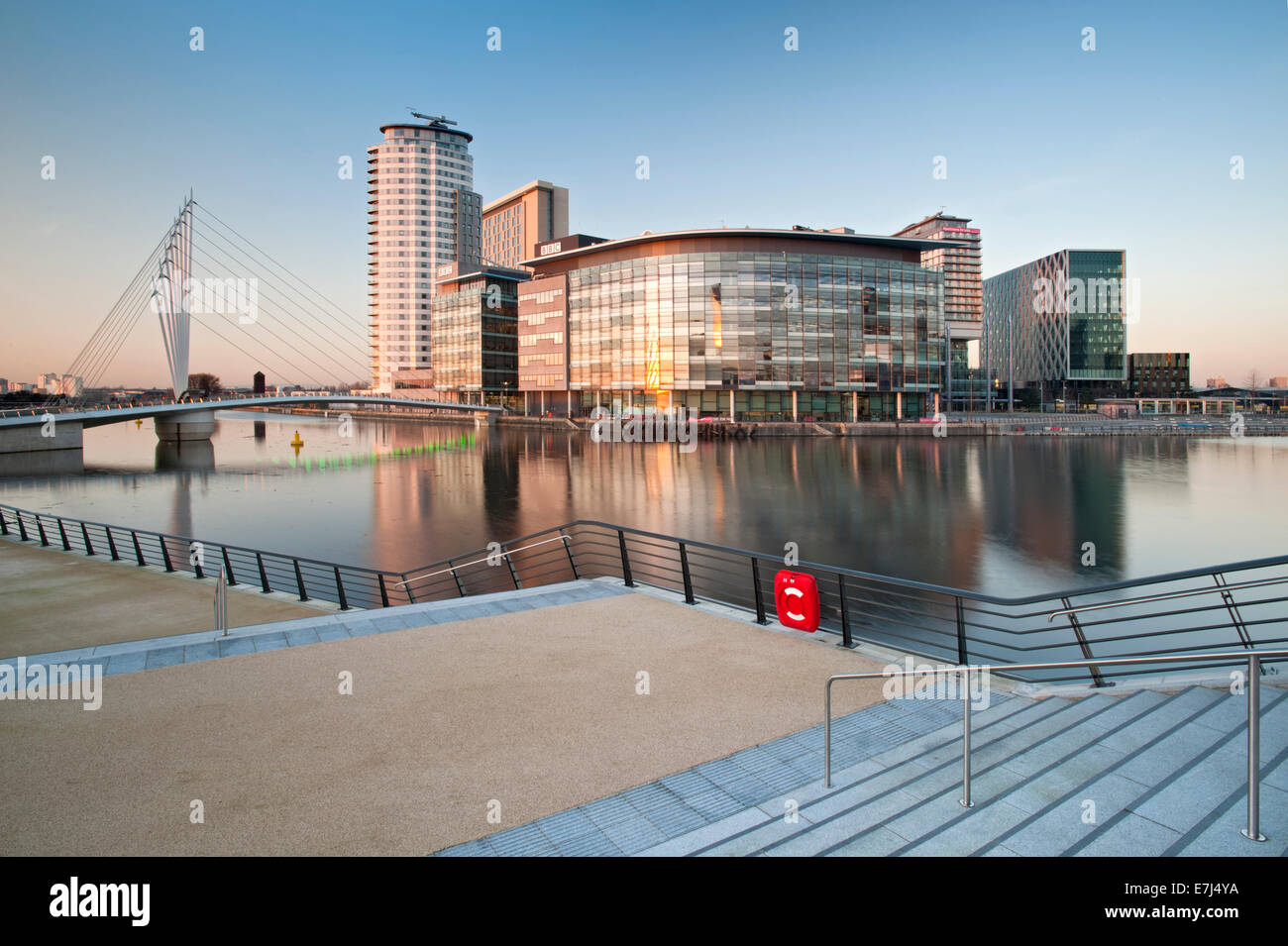 Die BBC-Studios und Steg am MediaCityUK, Salford, Greater Manchester, England, Großbritannien Stockfoto