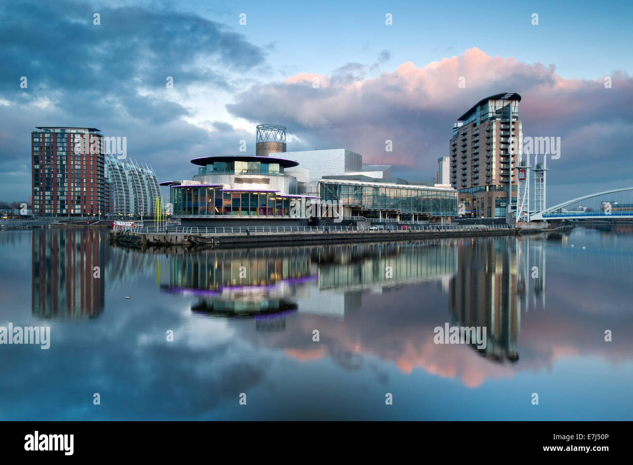 Das Lowry Centre an der Dämmerung, Salford Quays, größere Manchester, England, UK Stockfoto