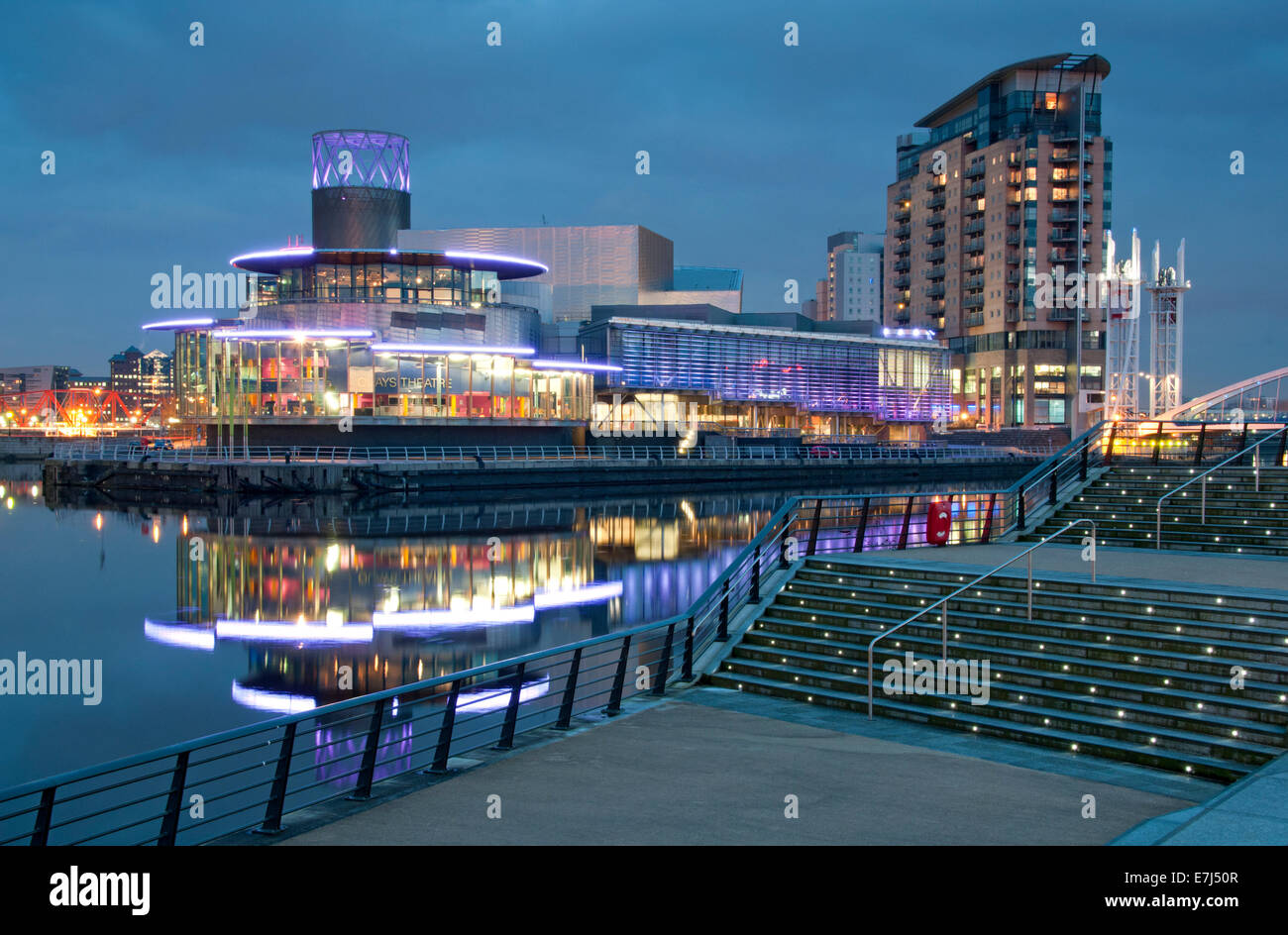 Das Lowry Centre an der Dämmerung, Salford Quays, größere Manchester, England, UK Stockfoto