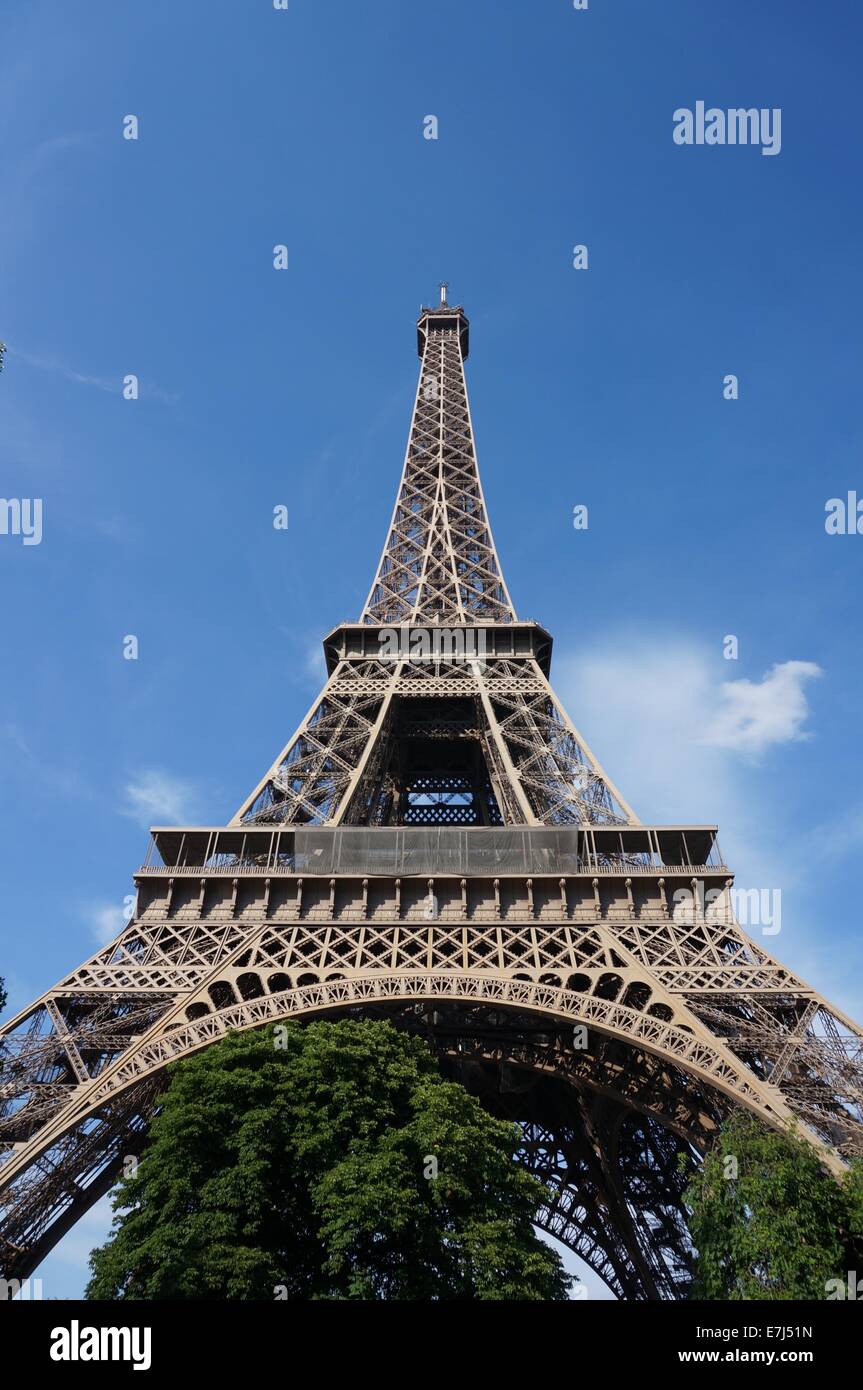 Eiffelturm mit sommergrün Bäume vor blauem Himmel Stockfoto