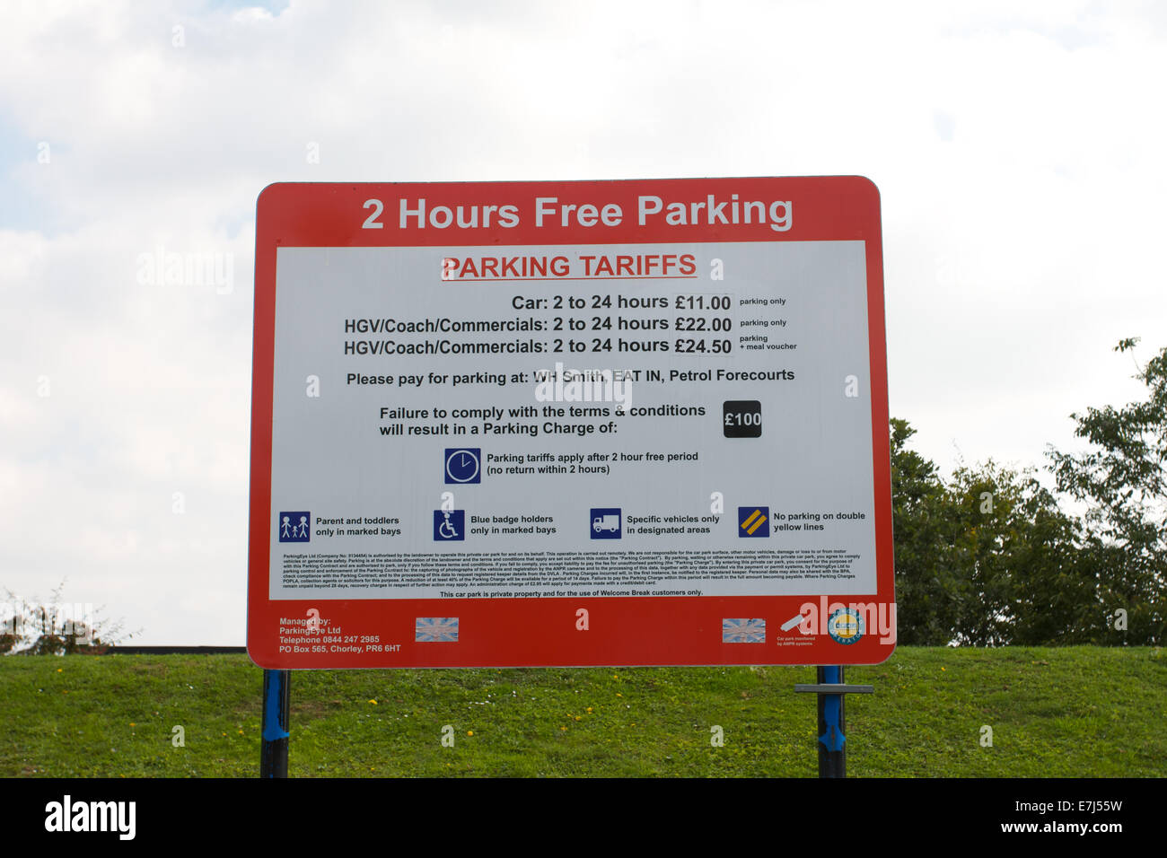 Parkplatz Schild am Birchanger Green Service, M11 Bishops Stortford, Essex, UK Stockfoto