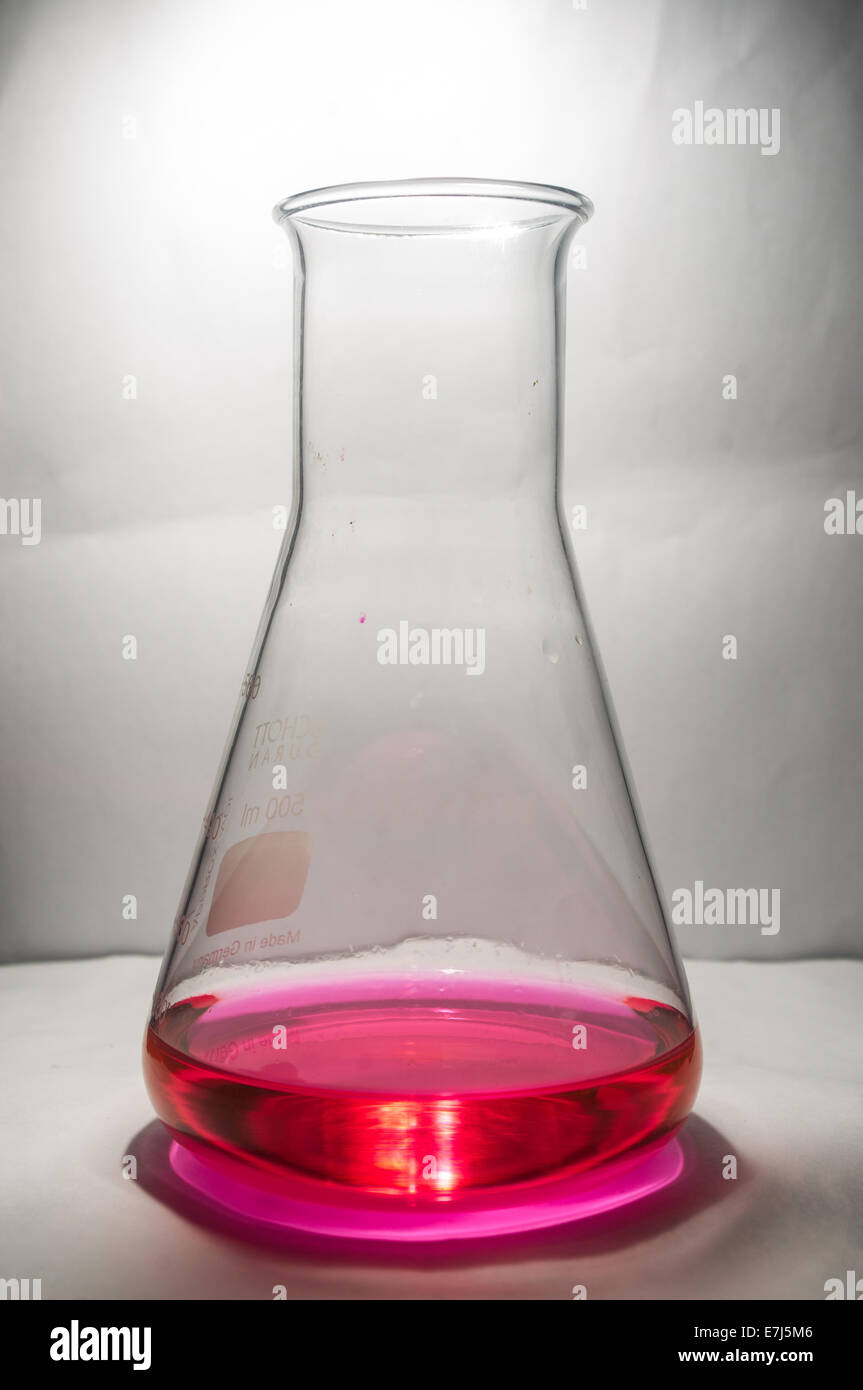 Eine chemische Glas mit roter Flüssigkeit und Vignettierung für Hintergrund Stockfoto