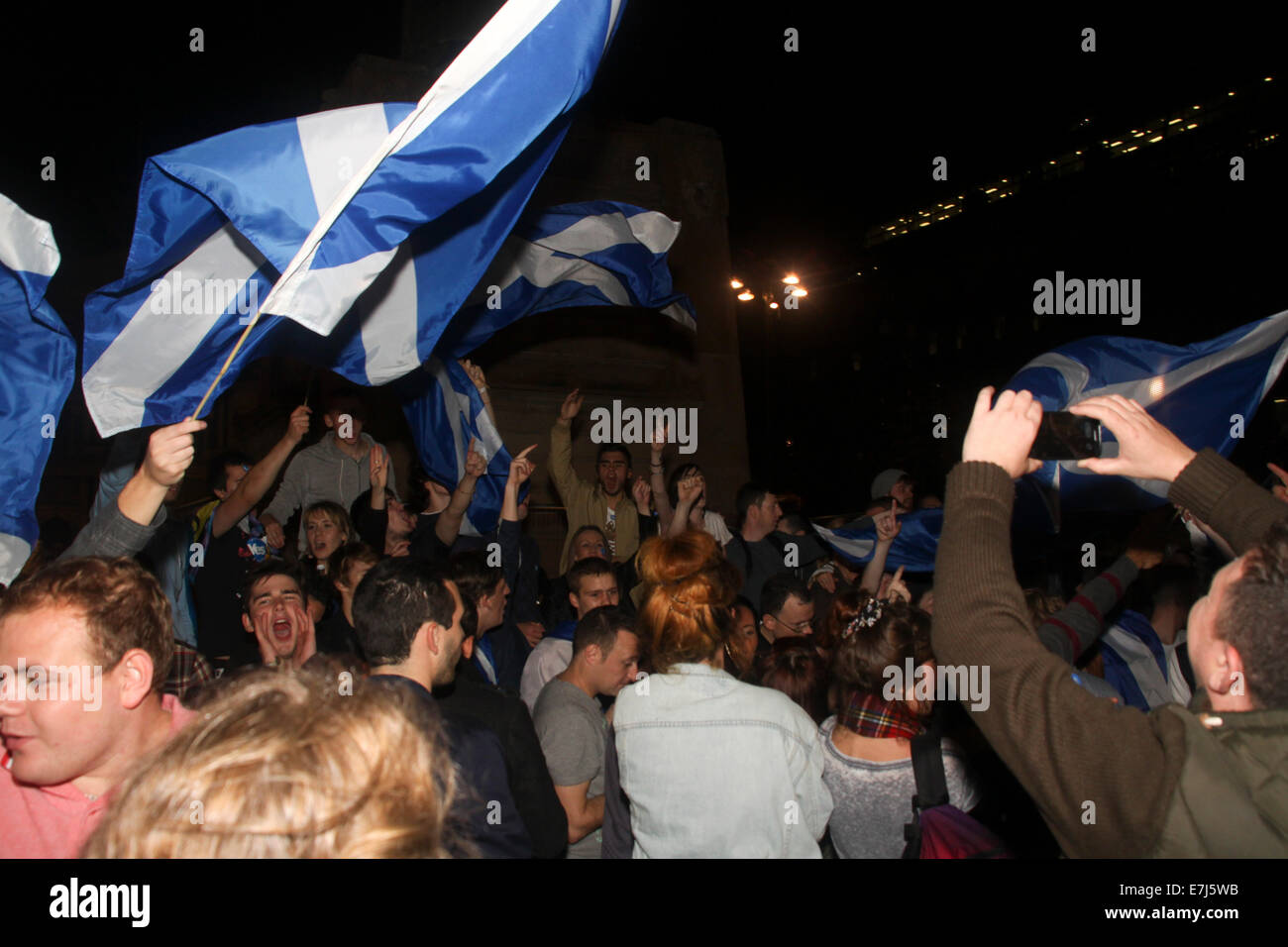 Glasgow, Vereinigtes Königreich. 19. Sep, 2014. George Square Glasgow Schottland Schottisches Referendum. Fröhlich ja erklärte Fans genießen ausgelassene Partystimmung im George Square Glasgow in den frühen Morgenstunden des Freitag Morgen vor dem endgültigen Ergebnis.  Bildnachweis: ALAN OLIVER/Alamy Live-Nachrichten Stockfoto