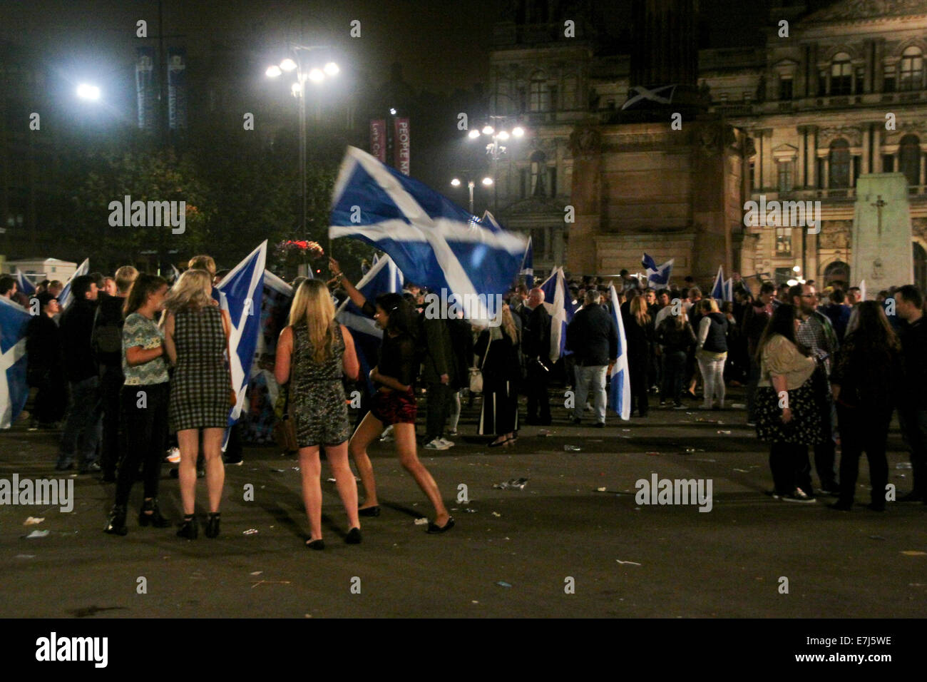 Glasgow, Vereinigtes Königreich. 19. Sep, 2014. George Square Glasgow Schottland Schottisches Referendum. Fröhlich ja erklärte Fans genießen ausgelassene Partystimmung im George Square Glasgow in den frühen Morgenstunden des Freitag Morgen vor dem endgültigen Ergebnis.  Bildnachweis: ALAN OLIVER/Alamy Live-Nachrichten Stockfoto