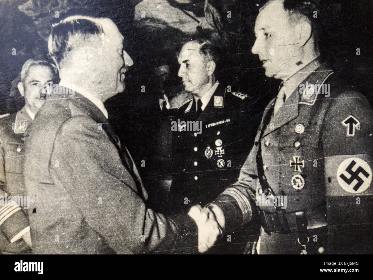 Adolf Hitler schüttelt Hände mit Victor Lutz. 13. Sep, 2014. Stabschef der SA nach dem Mord an Ernst Rohm. Angriff der Truppen (Deutsch: Sturmabteilung), abgekürzt als SA; auch bekannt als '' immer '' (ähnlich dem italienischen "Schwarzhemden") - die Milizen von der nationalsozialistischen Deutschen Arbeiterpartei. Deutschland. 1930er Jahren © Igor Golovniov/ZUMA Wire/ZUMAPRESS.com/Alamy Live-News Stockfoto