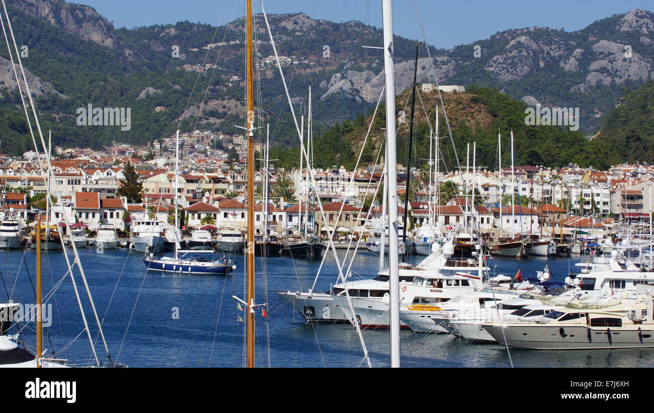 Schönen weißen Segelschiffe angedockt im Hafen von Marmaris, Türkei. Stockfoto