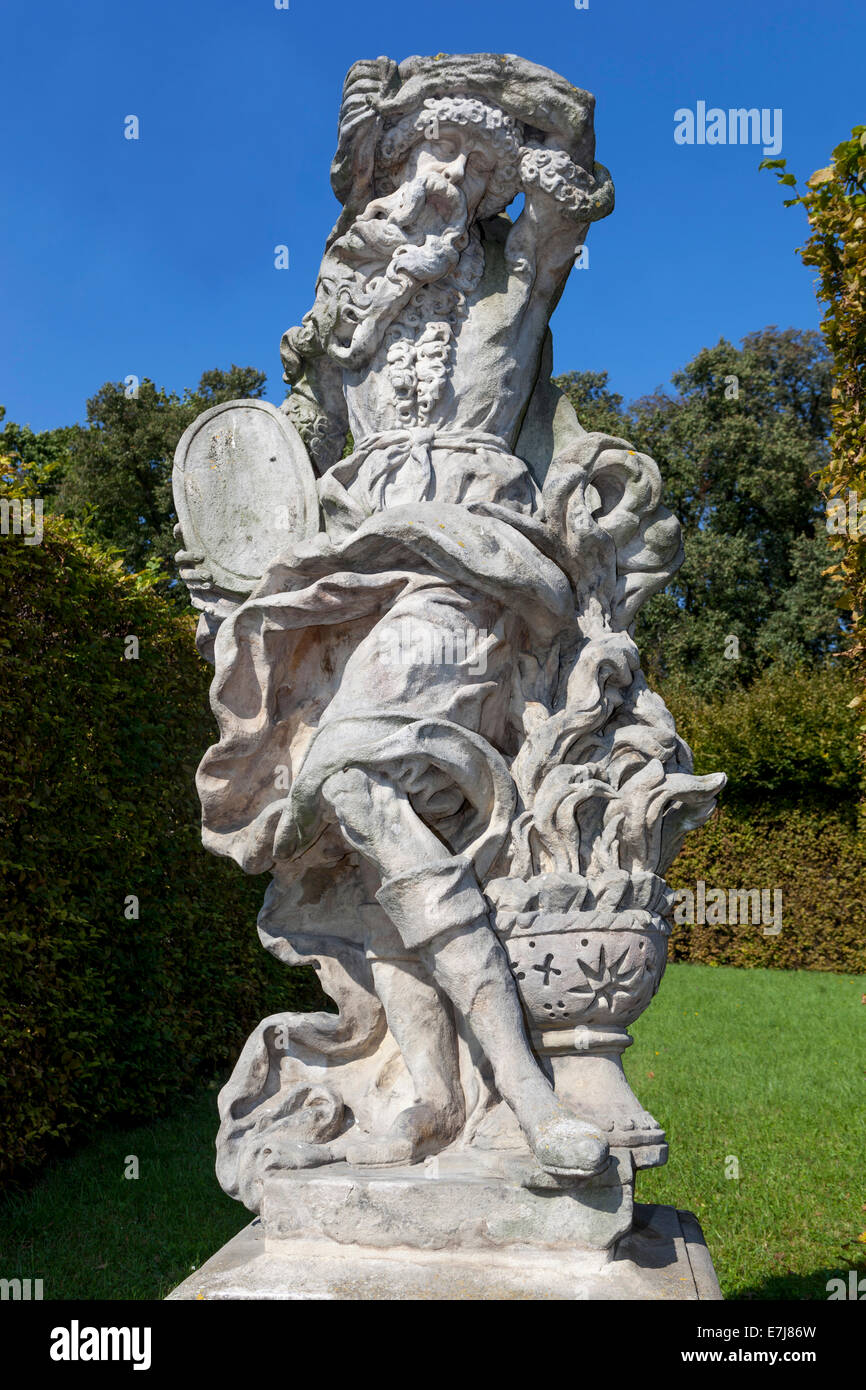 Barockstatue des Matthias Bernard Braun im Schlosspark in Lysá nad Labem. Allegorie des Januar-Tschechien Stockfoto