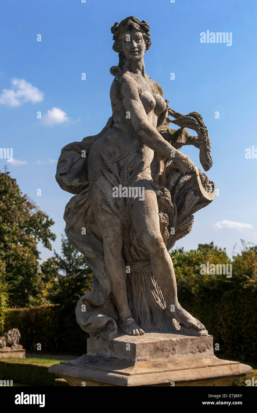 Barockstatue des Matthias Bernard Braun im Schlosspark in Lysá nad Labem. Allegorie des Sommers. Tschechische Republik Stockfoto