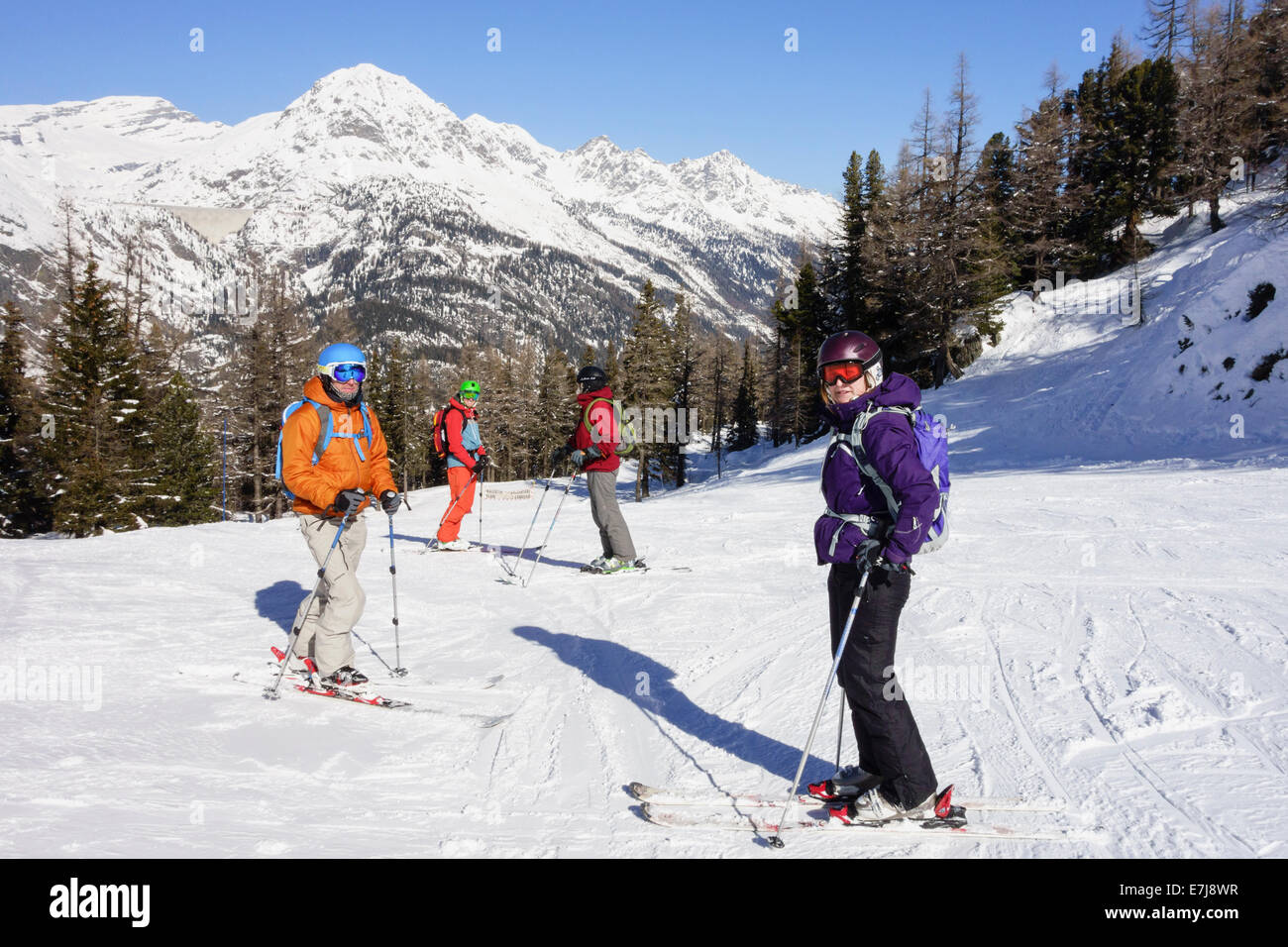 Skifahrer mit Ski Skifahren auf verschneiten Hängen im Ferienort Le Tour, Chamonix-Mont-Blanc, Haute Savoie, Rhône-Alpes, Frankreich, Europa. Stockfoto