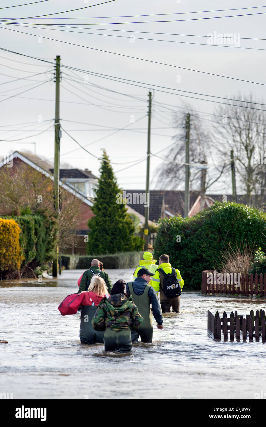 Überschwemmungen auf der Somerset Levels - Bewohner der Heide zurück zu ihrem überfluteten Haus Besitzungen nach dem Notfall sammeln Stockfoto