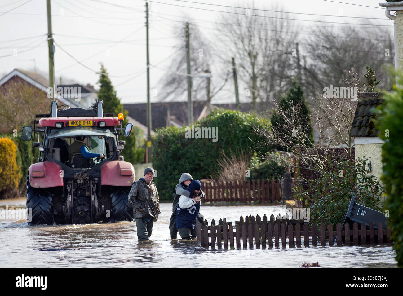 Überschwemmungen an der Somerset-Ebenen - Bewohner der Heide zurück zu ihrem überfluteten Haus nach von einem Traktor Februar 201 abgesetzt worden Stockfoto