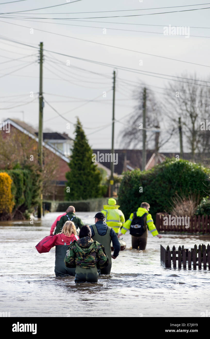 Überschwemmungen auf der Somerset Levels - Bewohner der Heide zurück zu ihrem überfluteten Haus Besitzungen nach dem Notfall sammeln Stockfoto