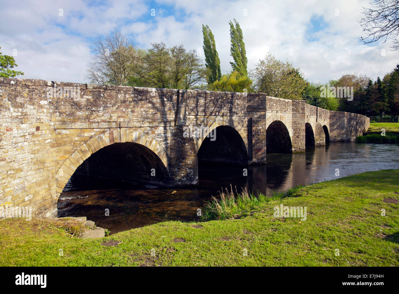 Die historische Brücke über den Fluß Teme in Leintwardine (die römische Siedlung von Bravonium) in Herefordshire, England UK Stockfoto