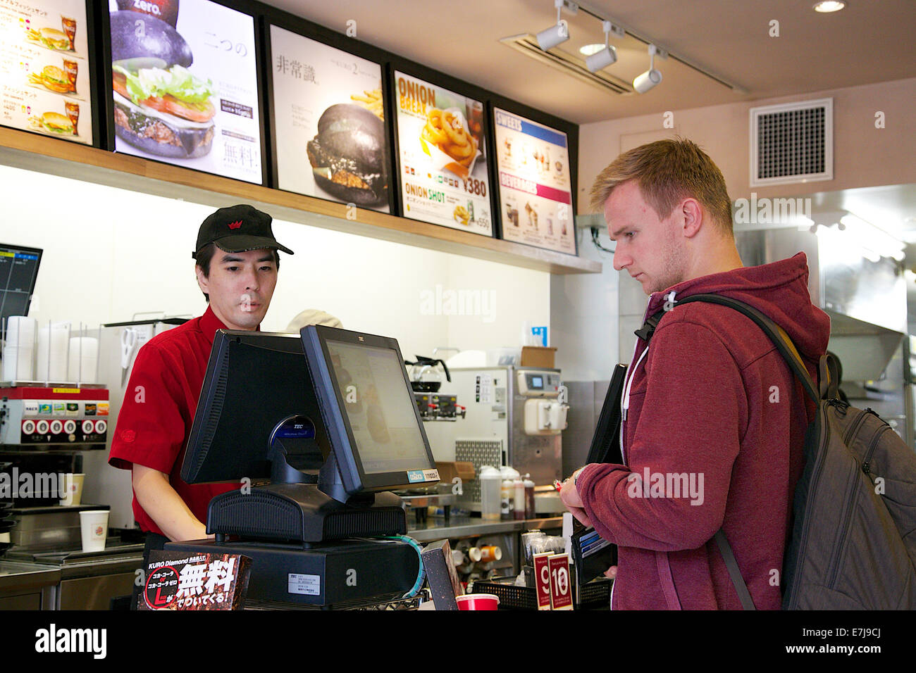 Tokio, Japan. 19. Sep, 2014. Ein Kunde kauft ein 'Kuro Burger' oder'schwarze Burger"Burger King Restaurant am 19. September 2014 in Tokio, Japan. Burger King startet seine Menü zwei Arten von schwarzen Burger "Kuro Diamant" und "Kuro-Perle", die schwarzen Brötchen und schwarzen Käse aus Bambus Holzkohle enthält, Knoblauch-Sauce mit Tintenfisch Tinte und Rindfleisch Frikadellen gemacht mit schwarzem Pfeffer ganz in schwarzer Farbe beginnt am Freitag, den 19. September zeitlich begrenzen gemacht. Bildnachweis: Aflo Co. Ltd./Alamy Live-Nachrichten Stockfoto