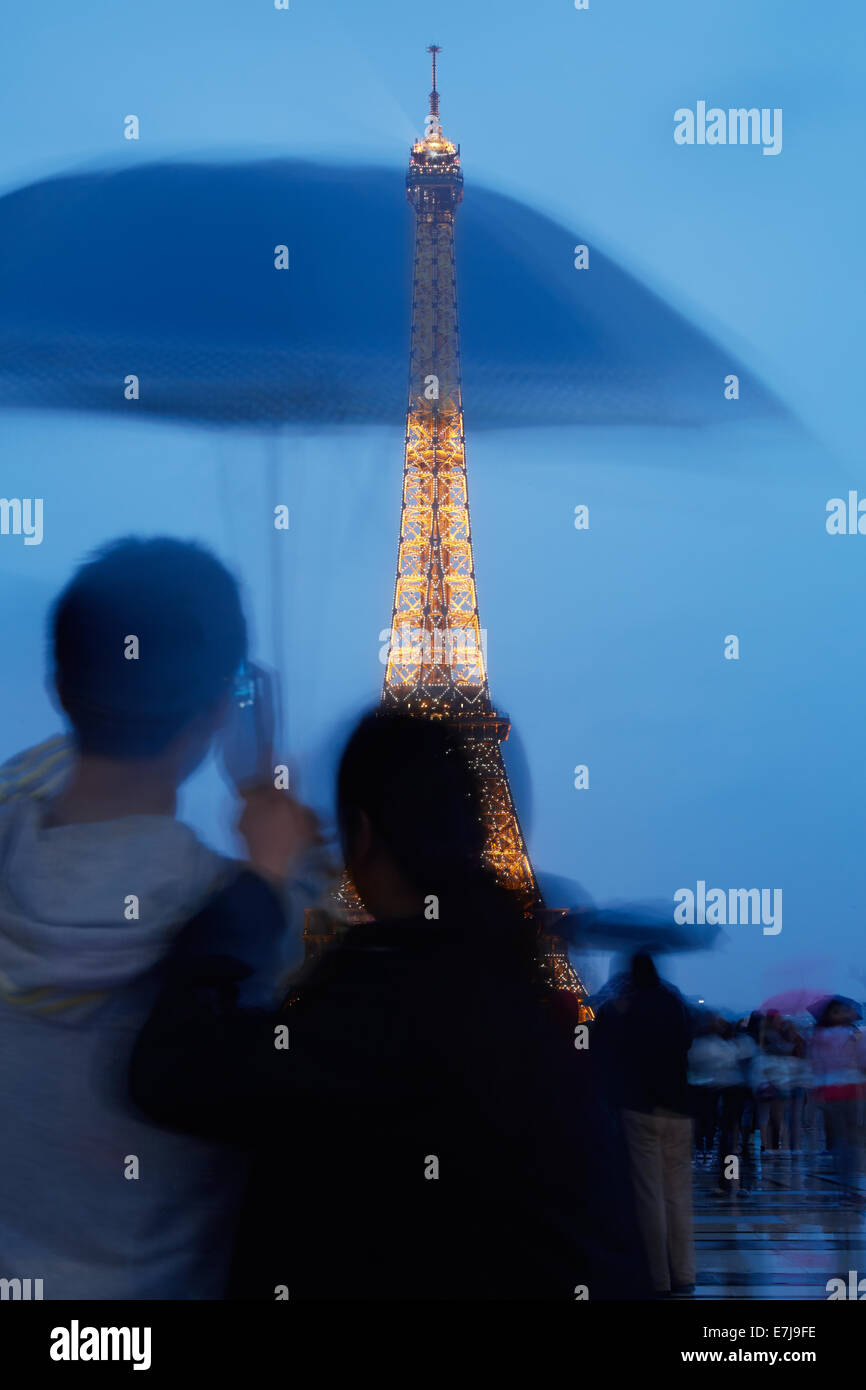 Eiffelturm in Paris mit Ehepaar in der Abenddämmerung Stockfoto