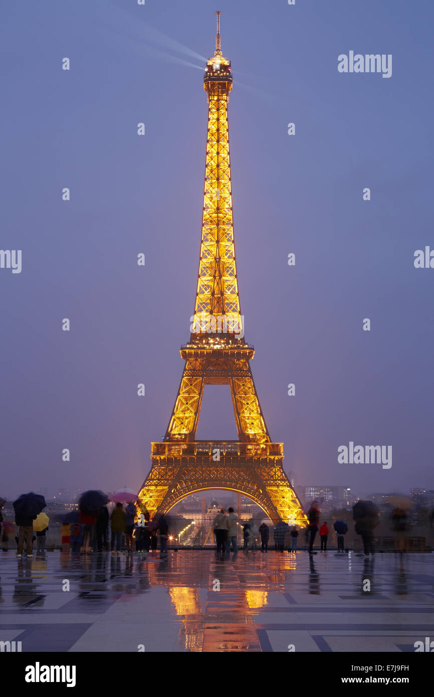 Eiffelturm in Paris mit Touristen in der Abenddämmerung Stockfoto