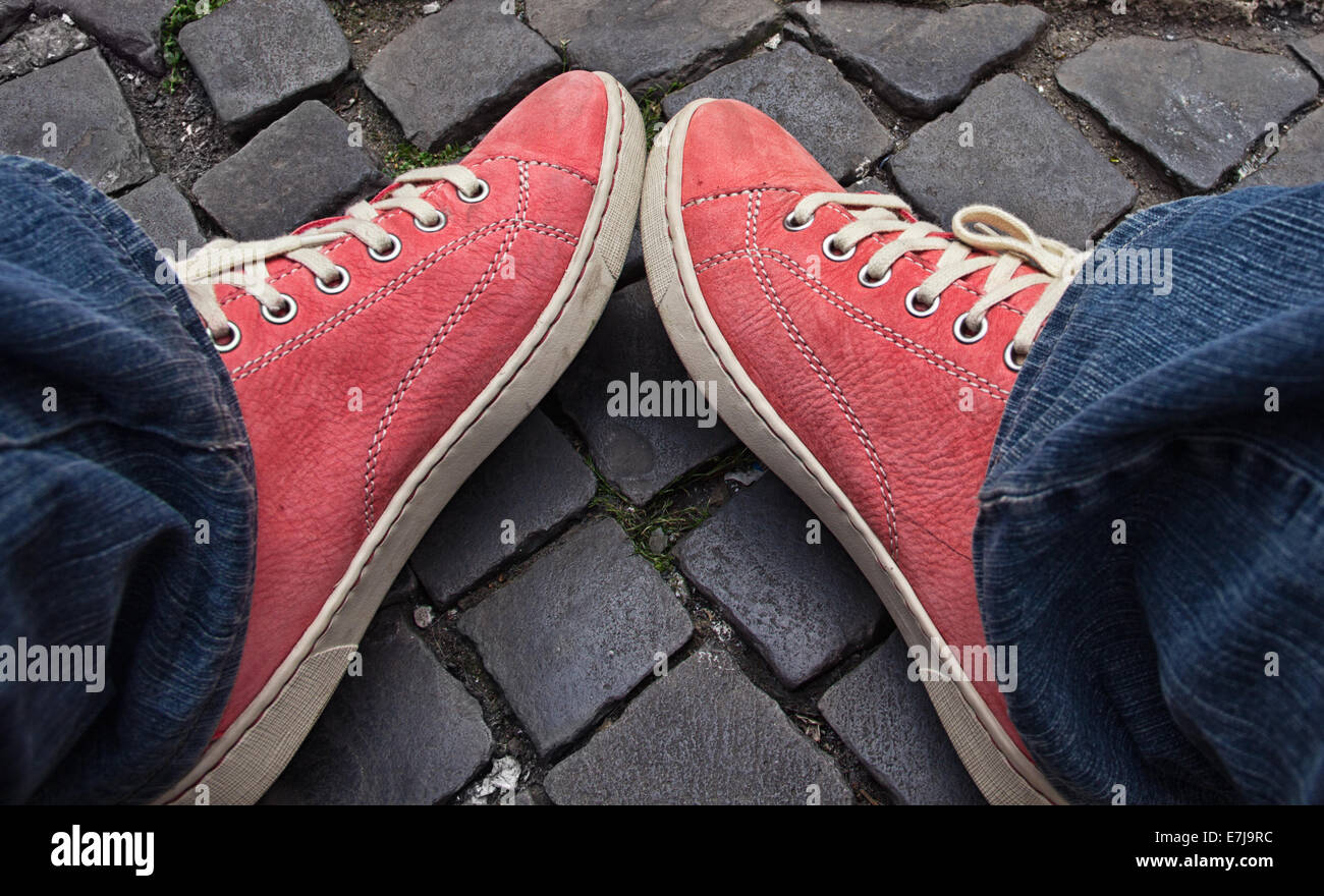 Füße in rote Turnschuhe und Jeans im Freien. Ersten Schritt zu machen. Stockfoto