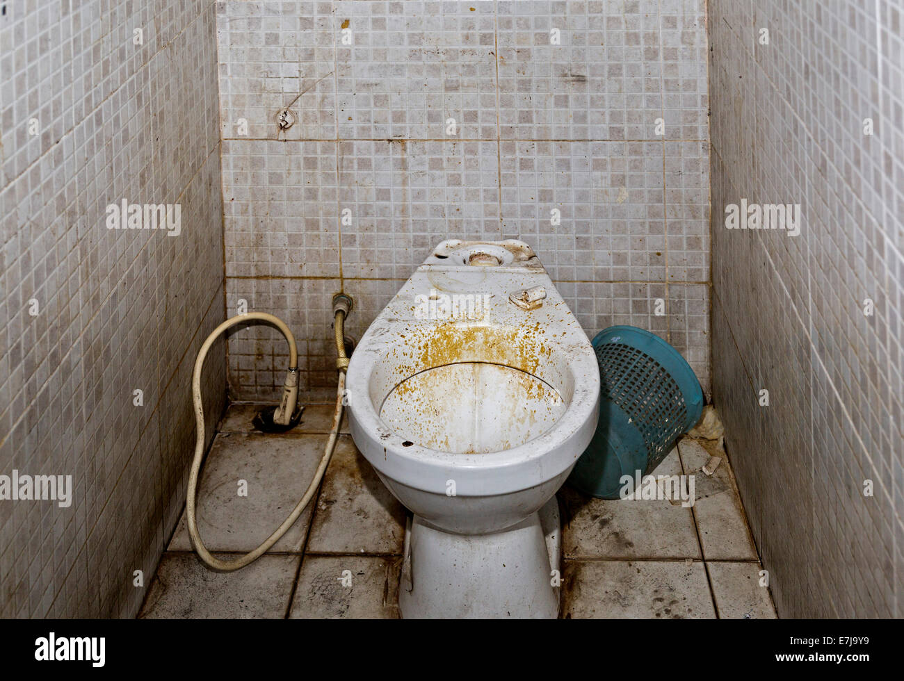 Völlig verschmutzten öffentlichen Damentoilette, Bangkok, Thailand Stockfoto