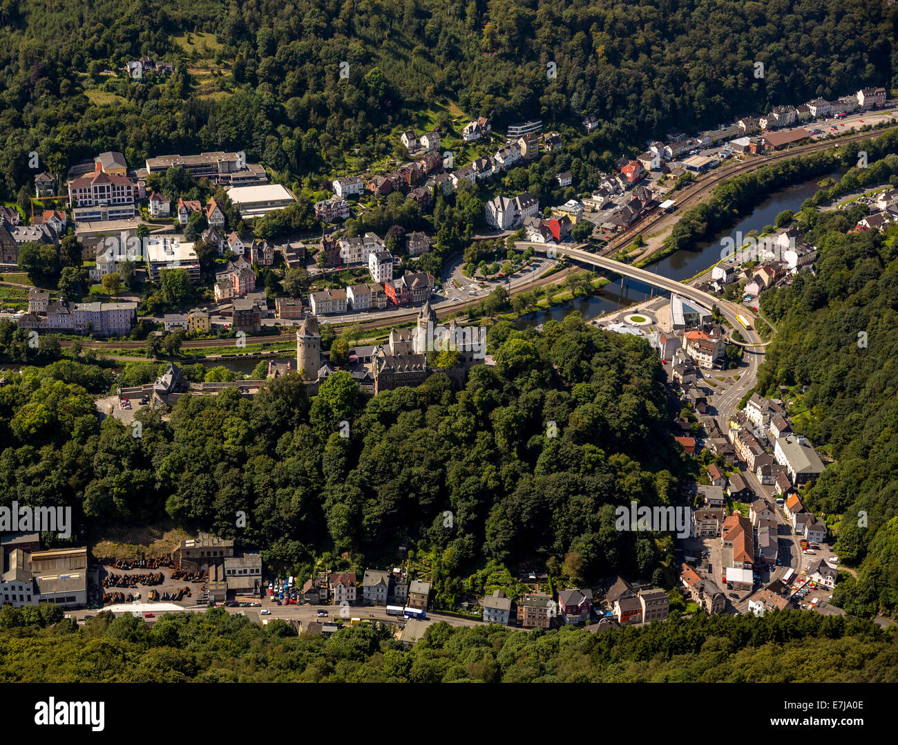 Luftbild, Lennetal Tal und Burg Burg Altena, Altena, Sauerland, Nordrhein-Westfalen, Deutschland Stockfoto