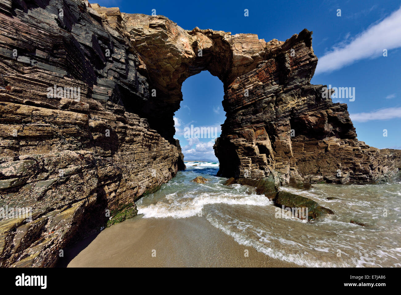 Spanien, Galicien: Naturstein Bogen an Doms Strand Stockfoto