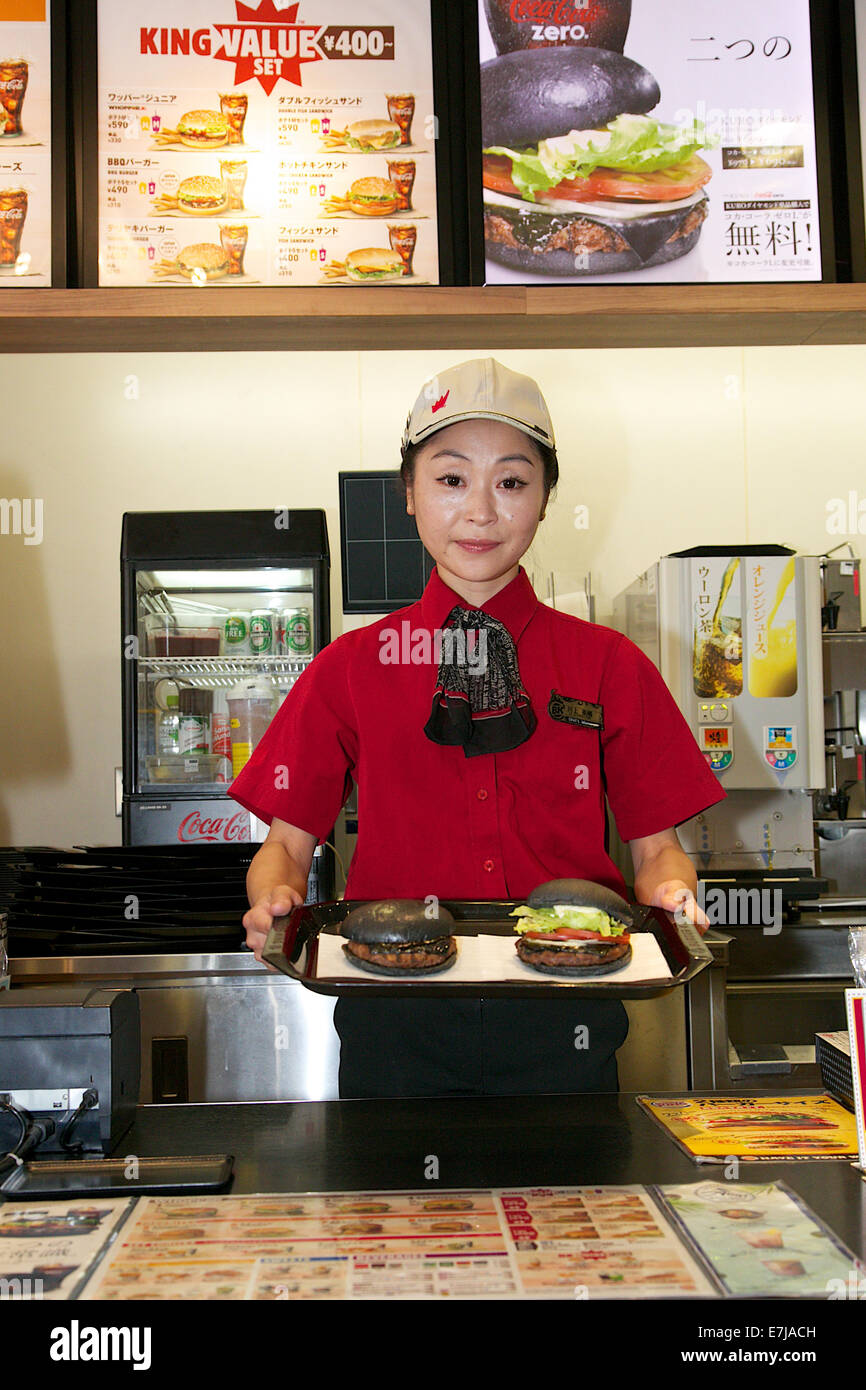 Tokio, Japan. 19. Sep, 2014. Eine Frau zeigt zwei Arten von 'Kuro Burger' oder'schwarze Burger"Burger King Restaurant am 19. September 2014 in Tokio, Japan. Burger King startet seine Menü zwei Arten von schwarzen Burger "Kuro Diamant" und "Kuro-Perle", die schwarzen Brötchen und schwarzen Käse aus Bambus Holzkohle enthält, Knoblauch-Sauce mit Tintenfisch Tinte und Rindfleisch Frikadellen gemacht mit schwarzem Pfeffer ganz in schwarzer Farbe beginnt am Freitag, den 19. September zeitlich begrenzen gemacht. Bildnachweis: Aflo Co. Ltd./Alamy Live-Nachrichten Stockfoto