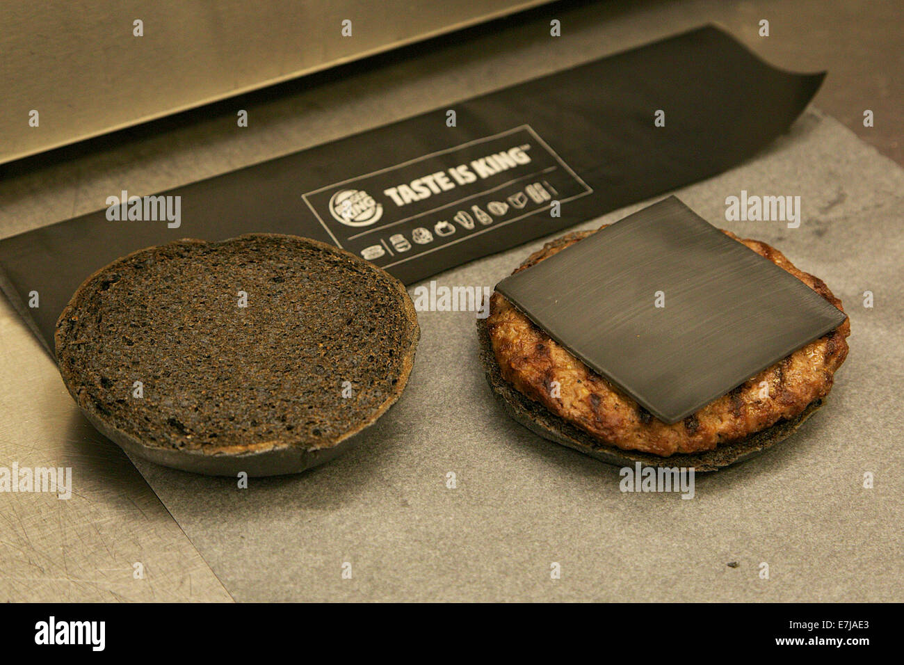 Tokio, Japan. 19. Sep, 2014. Eine Frau bereitet einen 'Kuro Burger' oder'schwarze Burger"Burger King Restaurant am 19. September 2014 in Tokio, Japan. Burger King startet seine Menü zwei Arten von schwarzen Burger "Kuro Diamant" und "Kuro-Perle", die schwarzen Brötchen und schwarzen Käse aus Bambus Holzkohle enthält, Knoblauch-Sauce mit Tintenfisch Tinte und Rindfleisch Frikadellen gemacht mit schwarzem Pfeffer ganz in schwarzer Farbe beginnt am Freitag, den 19. September zeitlich begrenzen gemacht. Bildnachweis: Aflo Co. Ltd./Alamy Live-Nachrichten Stockfoto