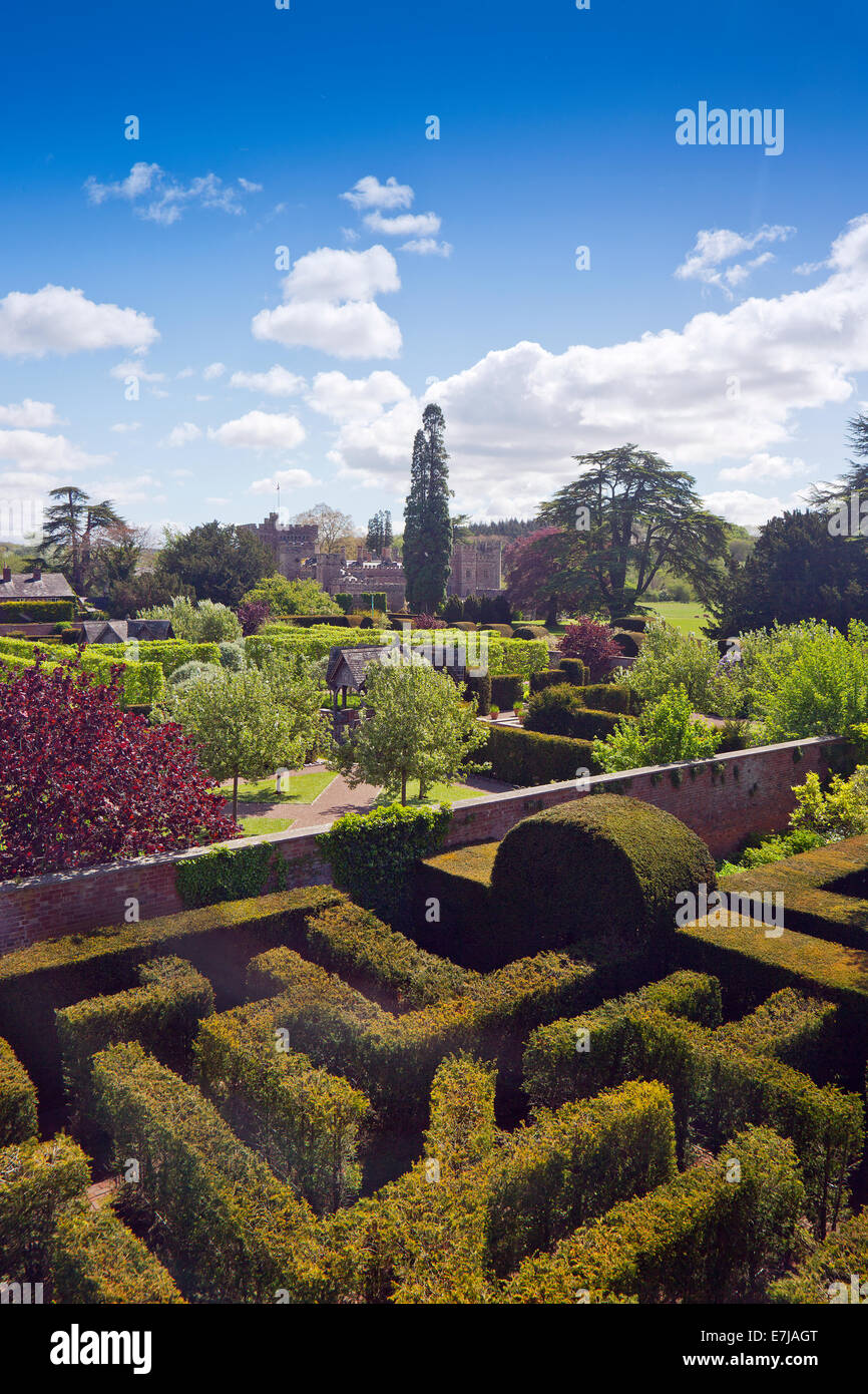 Die Aussicht vom gotischen Mittelturm des Labyrinths Eibe in Richtung Hampton Court Schloss Herefordshire England UK Stockfoto