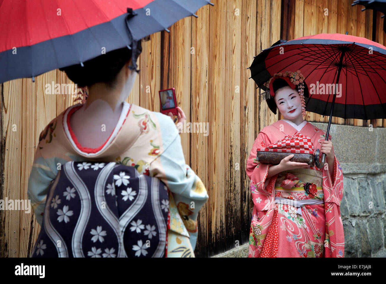 Japanische Frauen, weibliche Schönheit, Geishas, posiert für ein Foto, Gion Bereich, Kyoto, Japan, Asien. Traditionelle Geisha Make-up und Kleidung Stockfoto