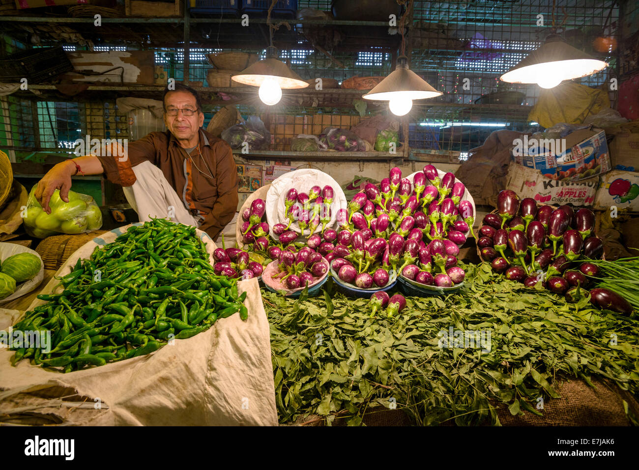 Mann, Verkauf von Gemüse auf einem Gemüsemarkt, Bhavnagar, Gujarat, Indien Stockfoto