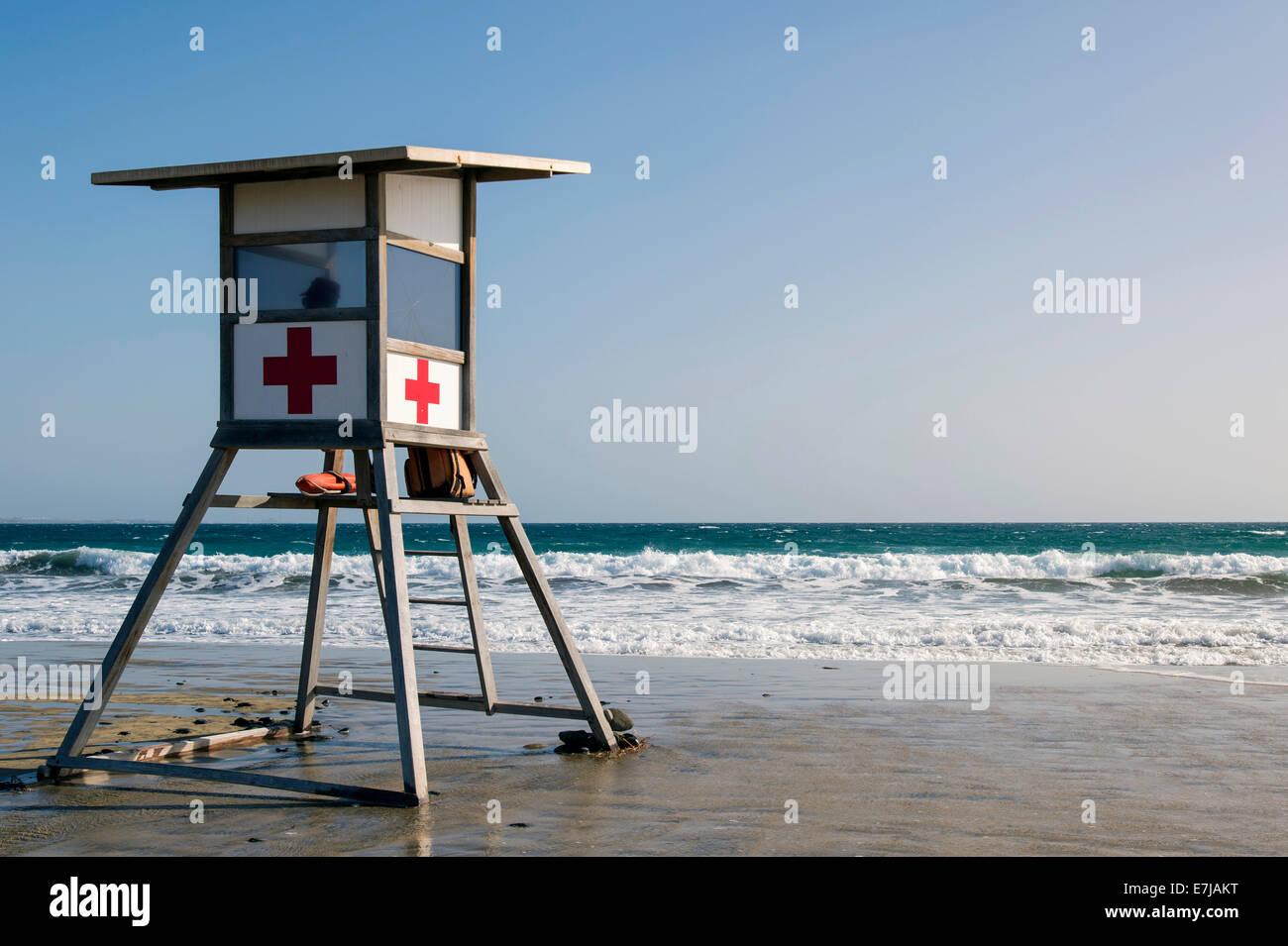Rettungsschwimmer-Turm von Cruz Roja, das spanische rote Kreuz auf dem Strand von Maspalomas, Playa del Ingles, Gran Canaria Stockfoto