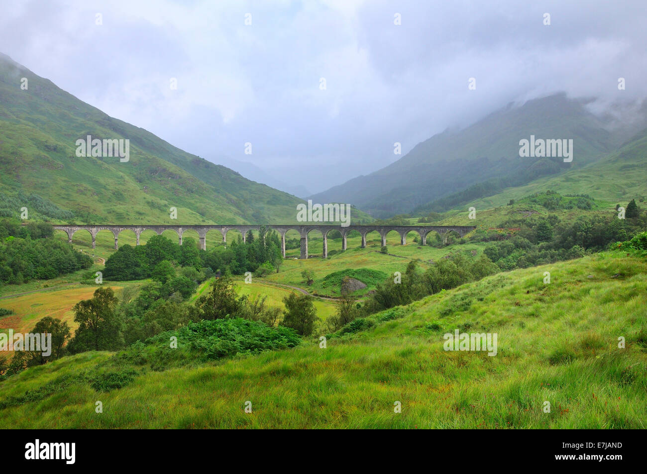 Glenfinnan-Viadukt, bekannt geworden in den Harry Potter-Filmen, Ross, Skye und Lochaber, Schottisches Hochland, Schottland, Vereinigtes Königreich Stockfoto