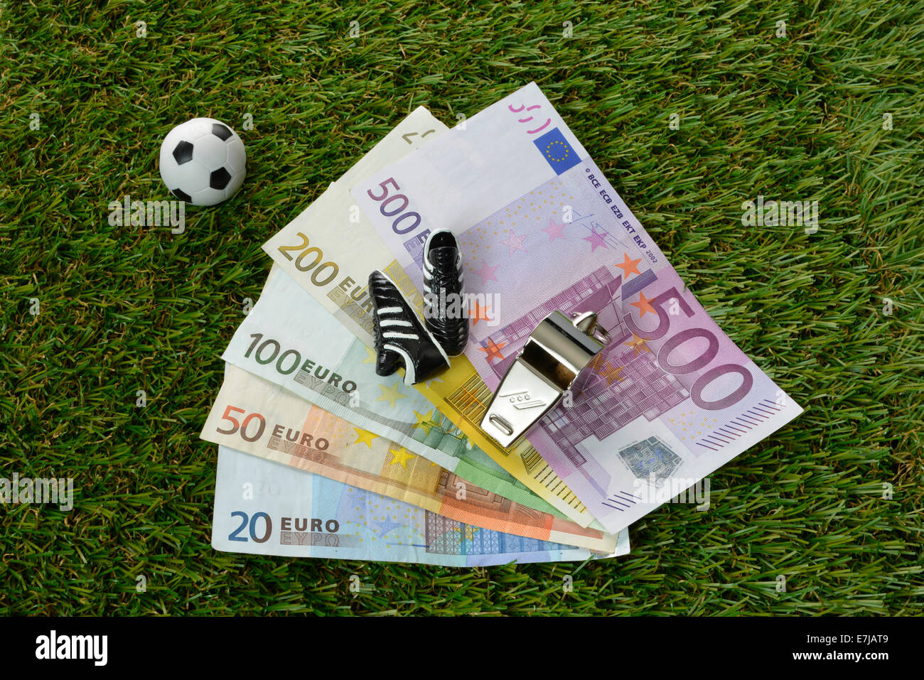 Euro-Scheine, Fußball, Fußballschuhe, Schiedsrichter-Pfeife Stockfoto