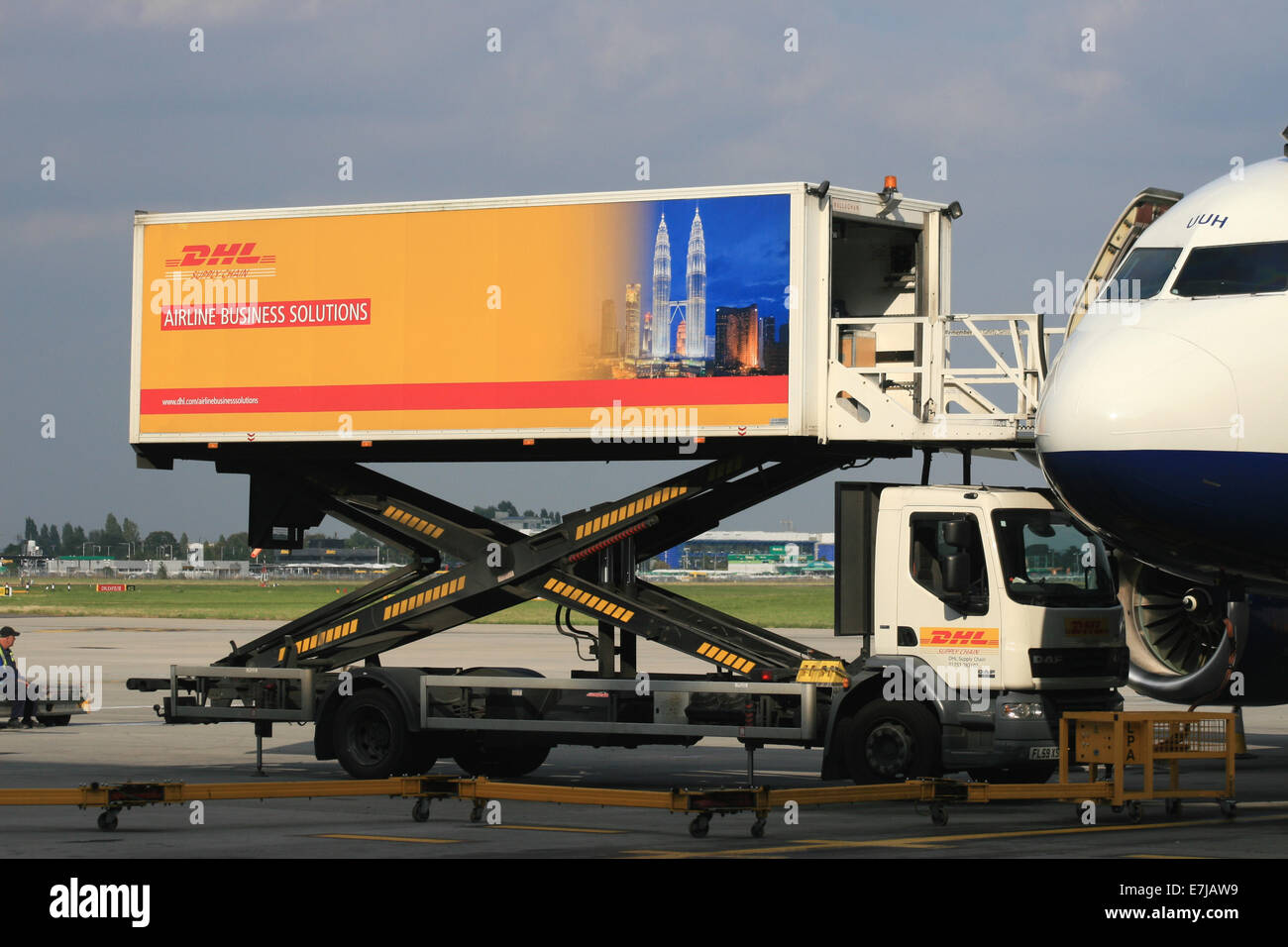 DHL-AIRLINE-BUSINESS-LÖSUNGEN CATERING TRUCK Stockfoto