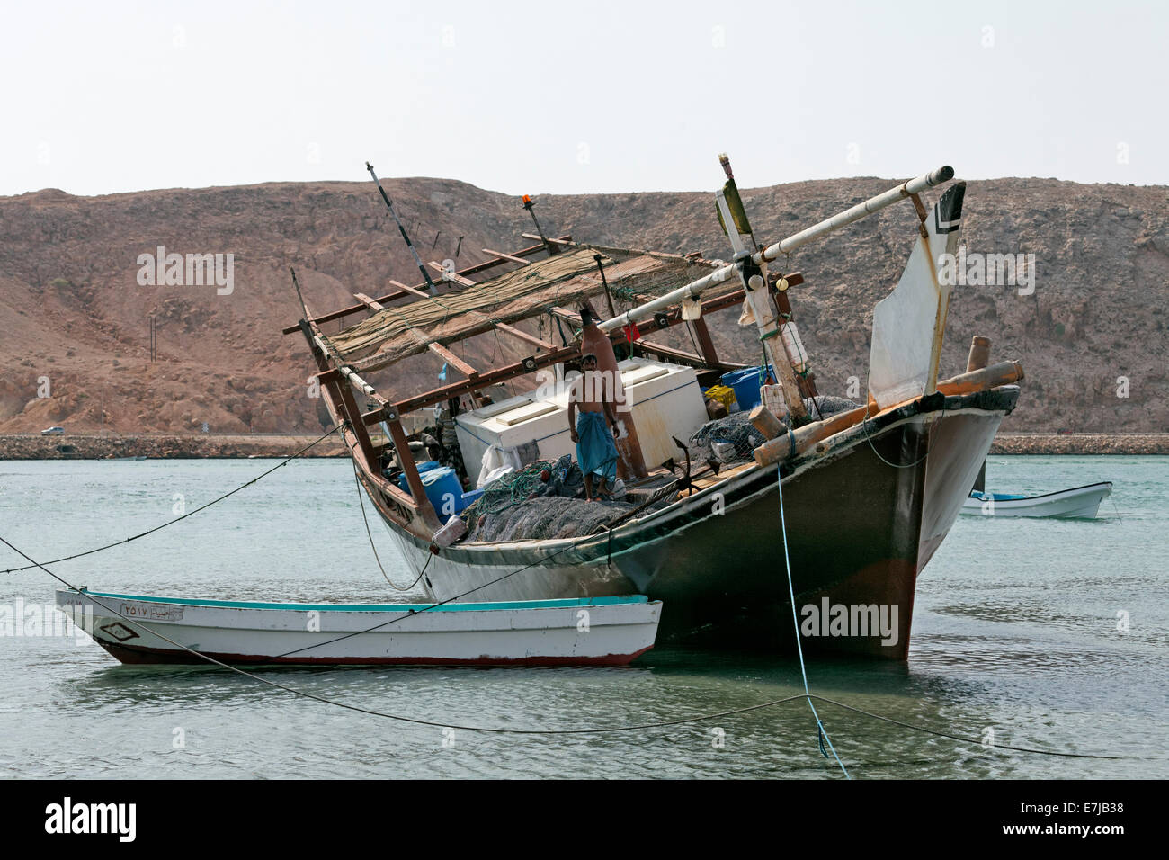 Dhau-Schiff im Hafen von Sur, Ash Sharqiyah Provinz, Sultanat Oman, Arabische Halbinsel Stockfoto