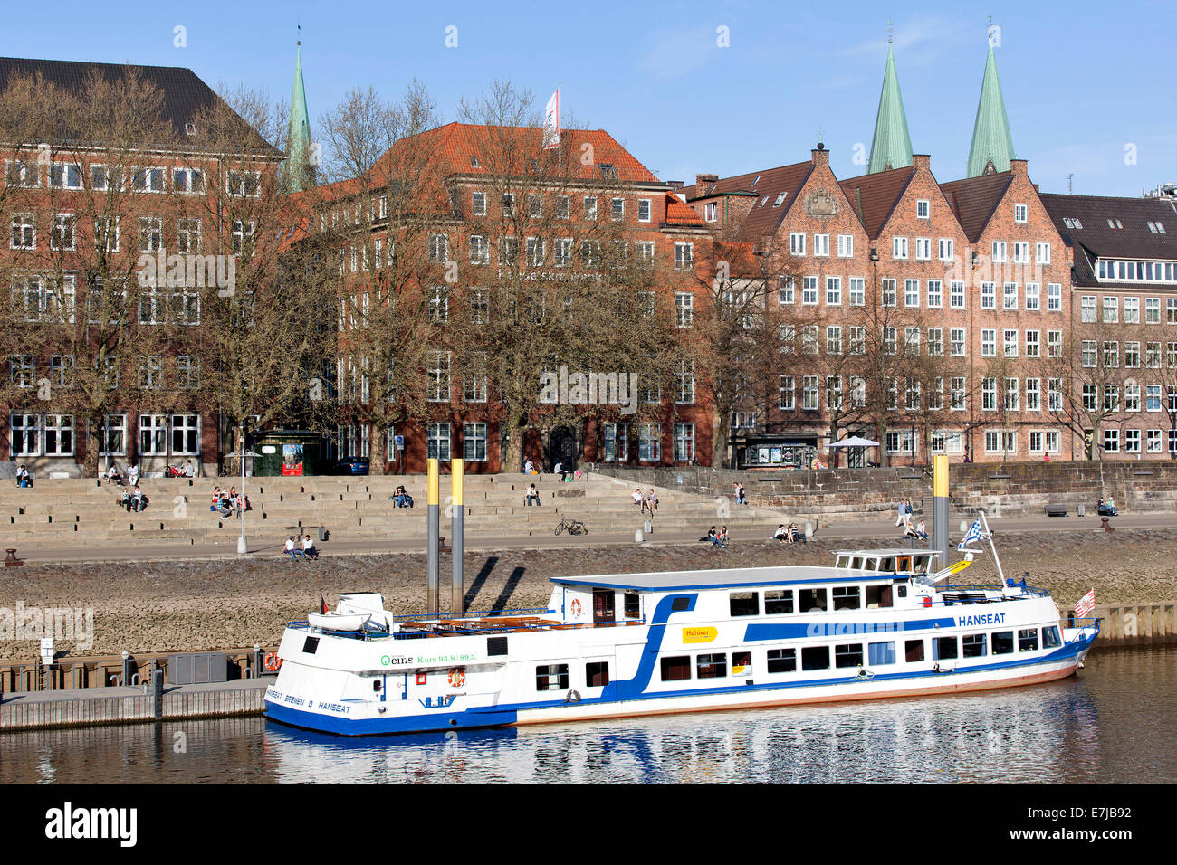 Büro- und Gewerbeimmobilien entlang der Schlachte Weser Promenade, Weser gelegen, Bremen, Deutschland Stockfoto