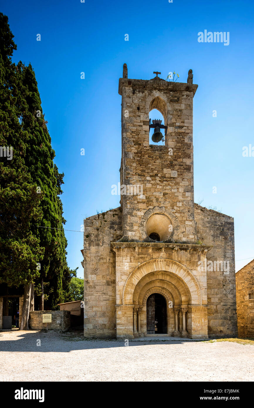 Romanische Kirche von Santa Maria de Porqueres, Porqueres, Katalonien, Spanien Stockfoto