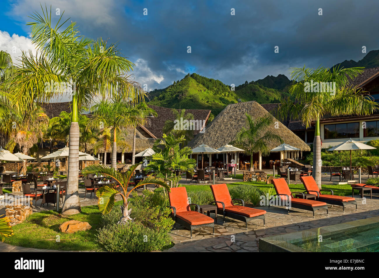Abendstimmung am Pool, Mo &#39; Orea, Französisch-Polynesien Stockfoto