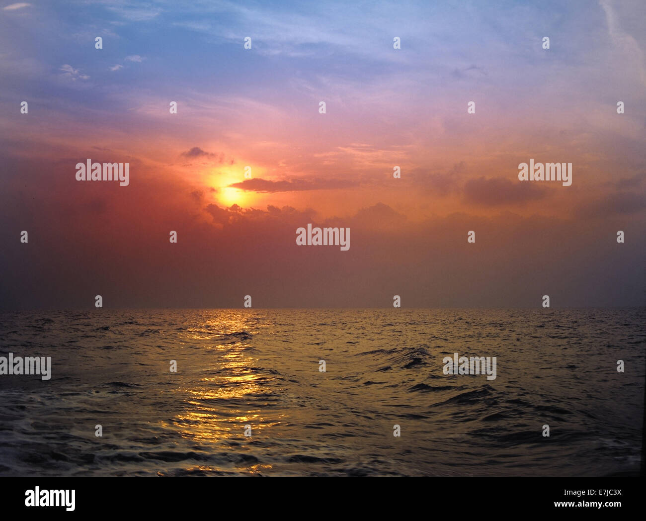 Italien, Insel, Insel, Capri, Meer, Wasser, Wellen, Sonne, Sonnenuntergang, Stimmung, Himmelblau, rot, Stockfoto