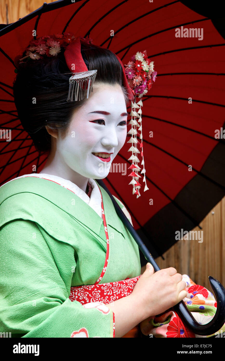 Japanische Frau Porträt, weibliche Schönheit, Geisha, lächelnd, Gion Bereich, Kyoto, Japan, Asien. Traditioneller Geishas Make-up und Kleidung Stockfoto