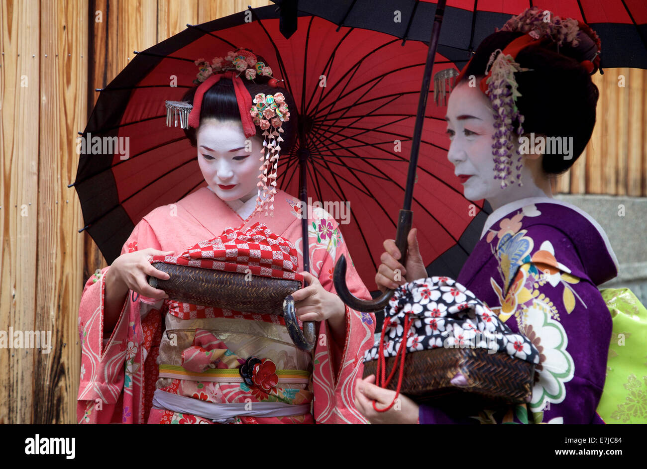 Japanische Frauen, weibliche Schönheit, Geishas, Gion Bereich, Kyoto, Japan, Asien. Traditionelle Geisha Make-up und Kleidung Stockfoto