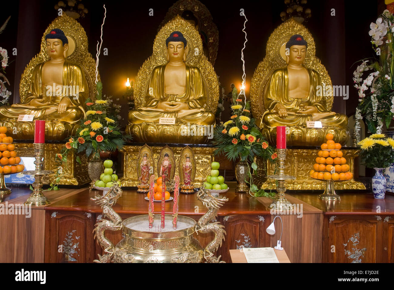 Altar, asiatisch, Berlin, Buddha, Statuen, Buddhismus, Buddhist, Deutschland, innen, Kultur, Linh Pagode, Skulptur, Spandau, Tempel, Th Stockfoto