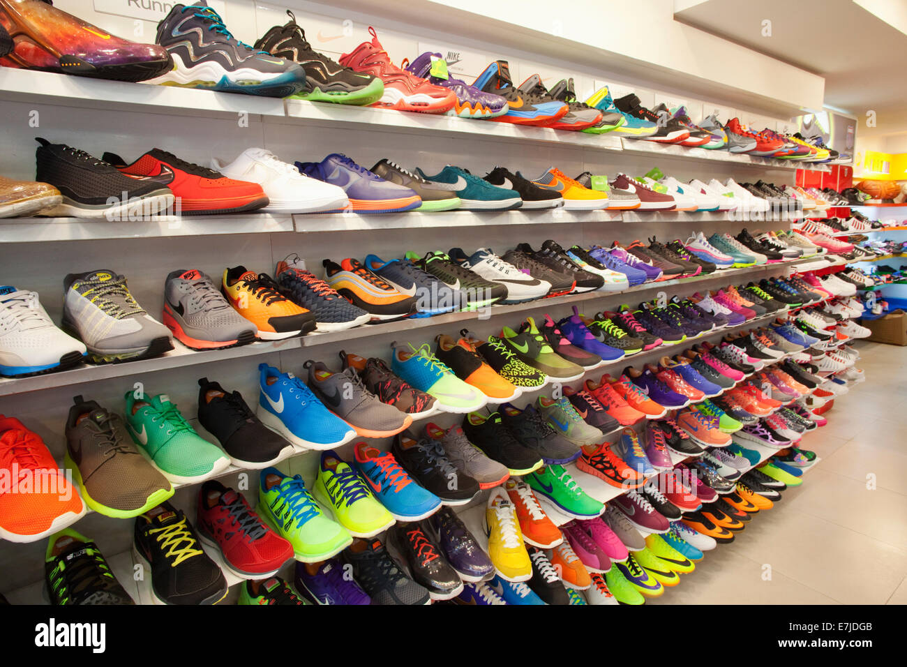 Asien, China, Hong Kong, Hong Kong, Kowloon, Mongkok, Sneakers Street,  Sneakers, Trainer, Schuhe, Sport Schuhe, Shop, Shops, Shopp Stockfotografie  - Alamy