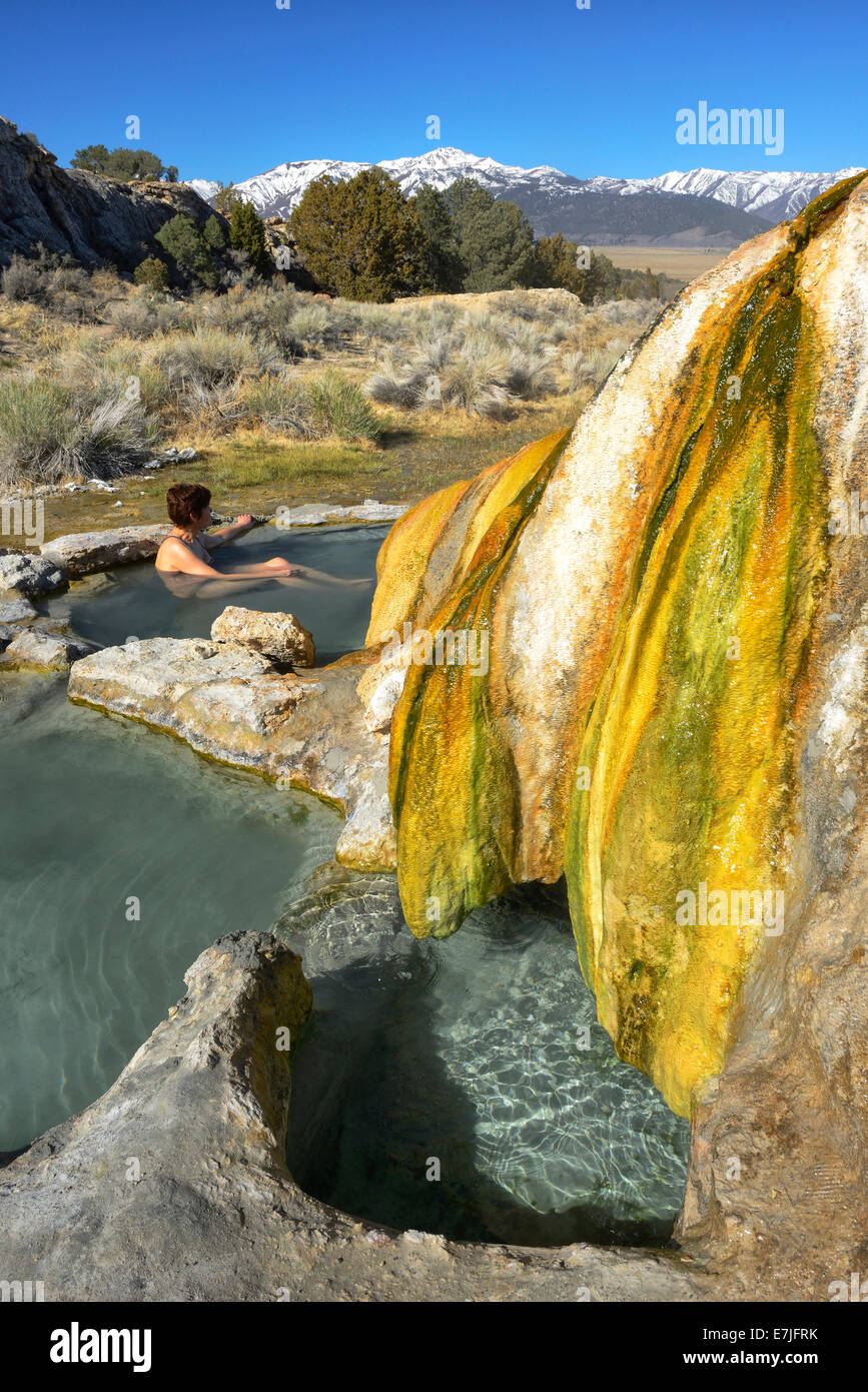 USA, USA, Amerika, Kalifornien, östliche Sierra, Sierra Nevada, vulkanische, heißes Wasser, Sprudel, Schwimmbad, Berge, Frau, Stockfoto