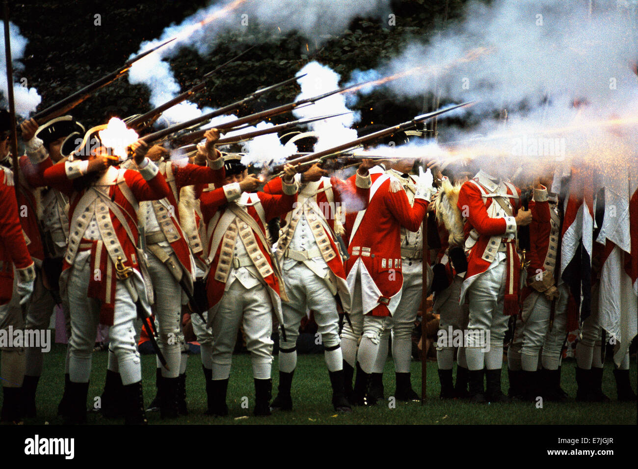 Rotrock Muskete abfeuern, Unabhängigkeitskrieg, Reenactment, Trenton Kaserne, Washington Crossing, New Jersey Stockfoto