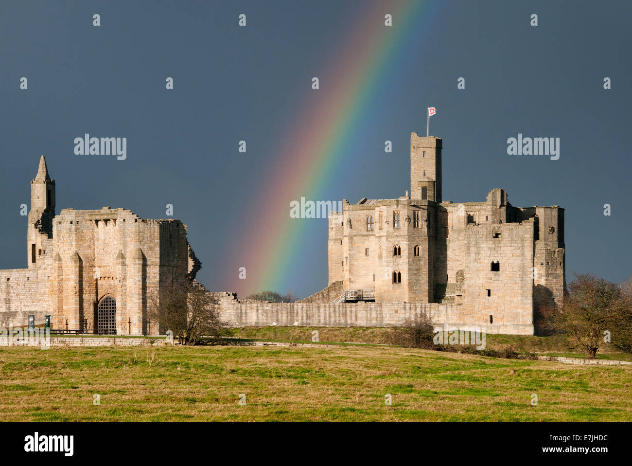 Regenbogen über Warkworth Castle, Warkworth, Northumberland, England, Vereinigtes Königreich Stockfoto