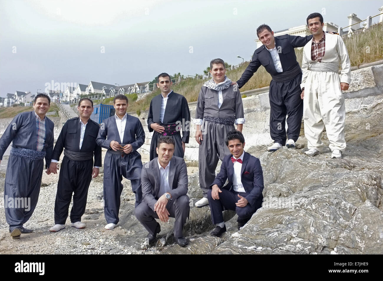 Gruppe der Sprecher Männer feiern ihren Freunden bevorstehenden Hochzeit ein Strand in Falmouth. Bräutigam ist der dritte von rechts stehend. Stockfoto