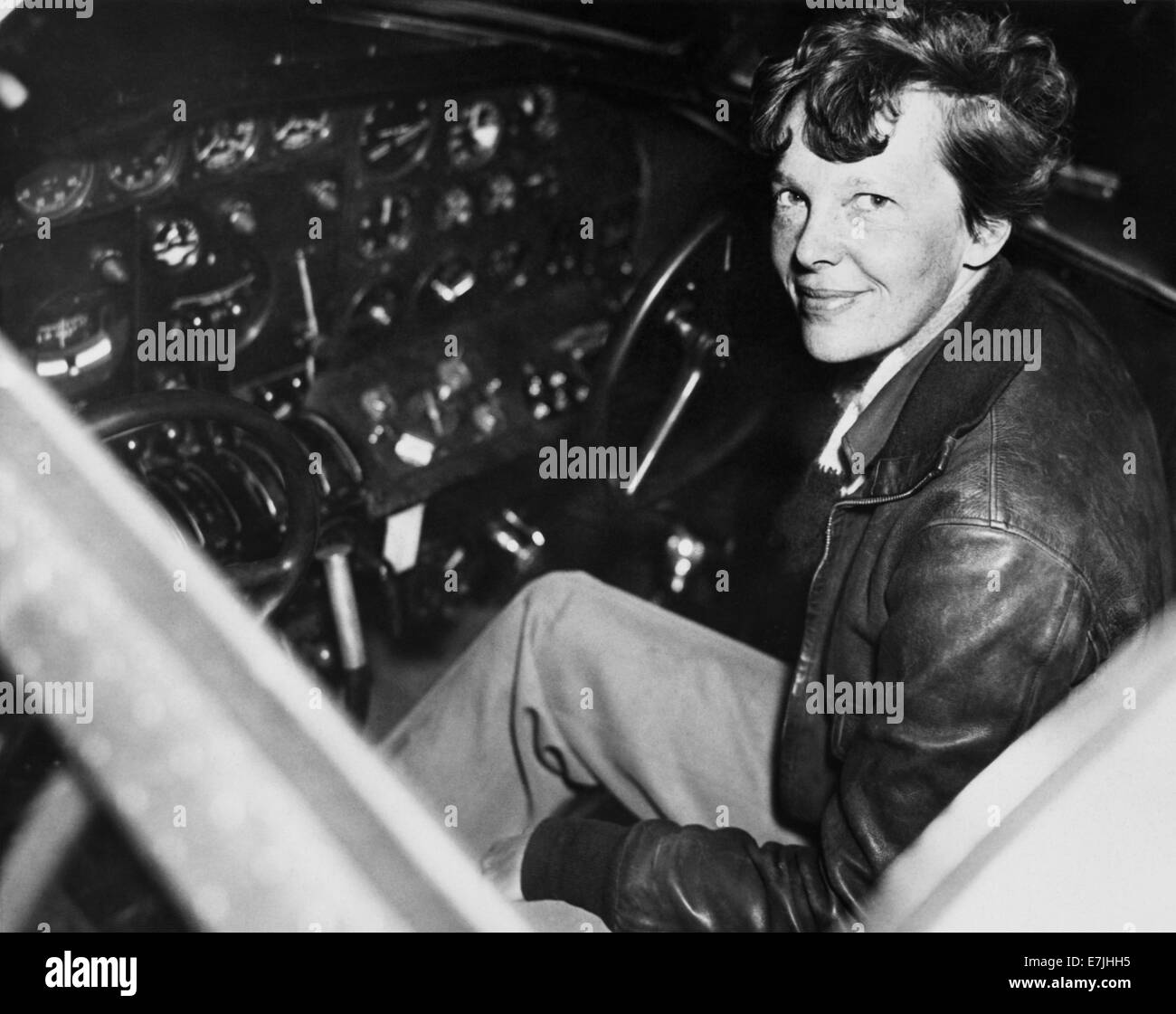 Vintage-Foto der amerikanischen Luftfahrtpionierin und Autorin Amelia Earhart (1897 – 1939 für tot erklärt) – Earhart und ihr Navigator Fred Noonan verschwanden 1937 bekanntermaßen, als sie versuchte, das erste Weibchen zu werden, das einen Rundflug über den Globus absolvierte. Earhart ist um 1937 im Cockpit eines Electra-Flugzeugs zu sehen. Stockfoto