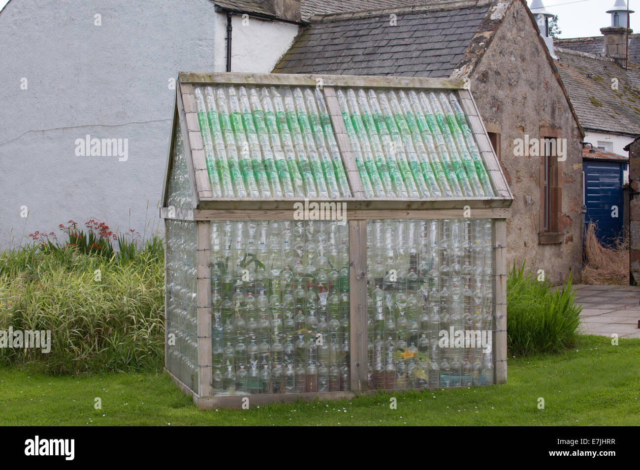 Gewächshaus aus recycelten Plastikflaschen hergestellt Stockfotografie