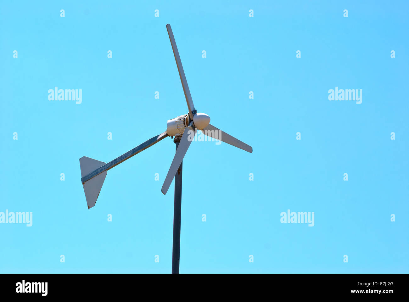 Elektrische Windenergieanlage am blauen Himmelshintergrund Stockfoto