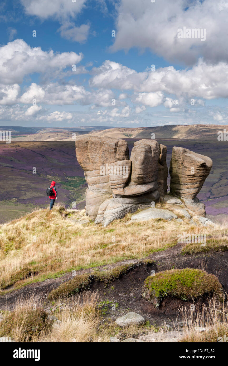 Walker auf freundlichere Scouts Nordrand, mit Blick auf Ashop Moor, Peak District National Park, Derbyshire, England, Vereinigtes Königreich Stockfoto